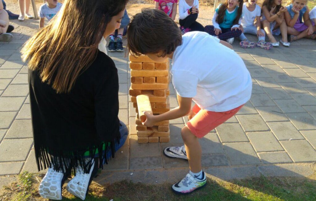 ילד שולף אבן ג'נגה