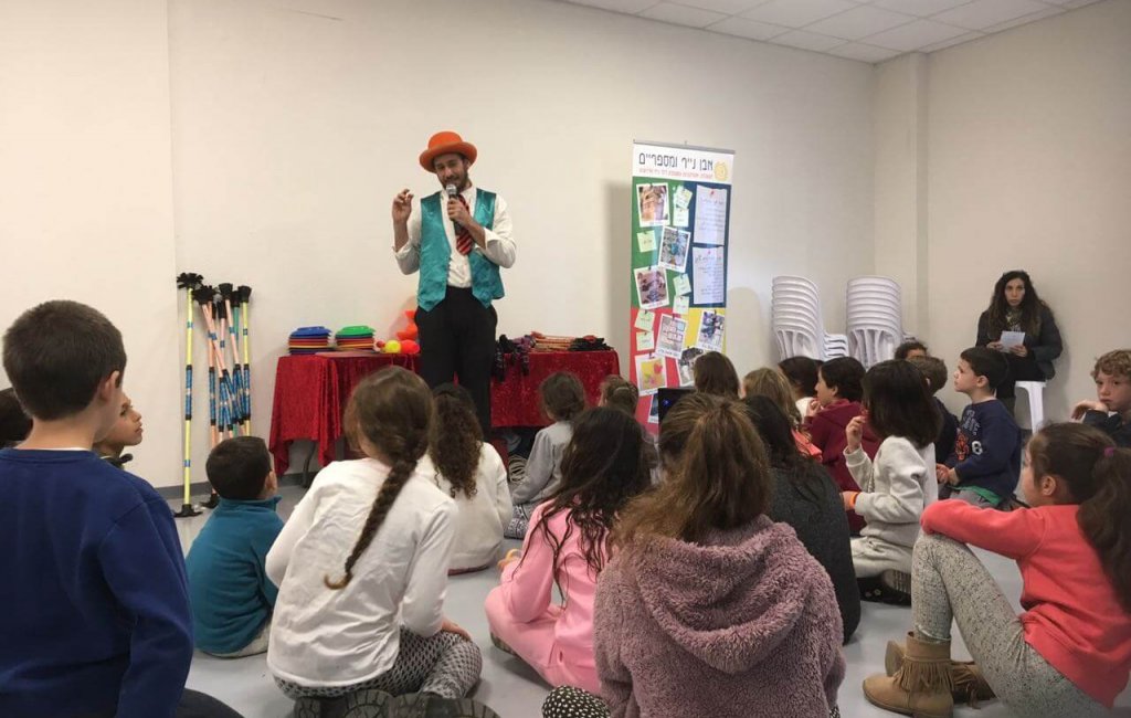 להטוטן מופיע בפני ילדים