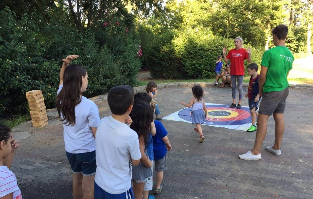 ילדים משחקים קפיצה למטרה