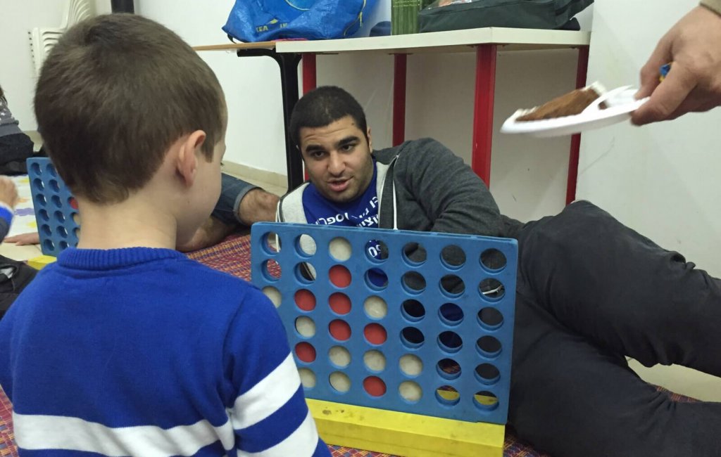 מדריך משחק 4 בשורה עם ילד