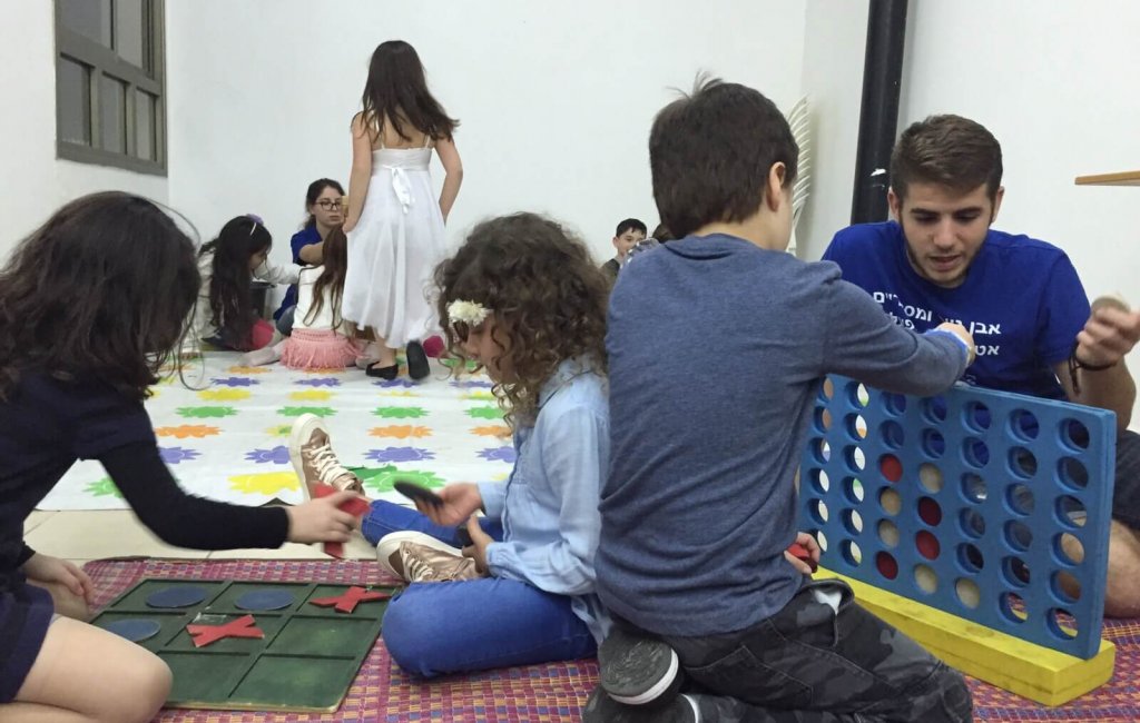 ילדים משחקים ופלונטר ברקע