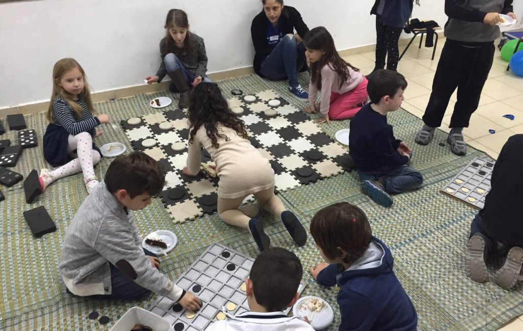 ילדים משחקים בדמקה