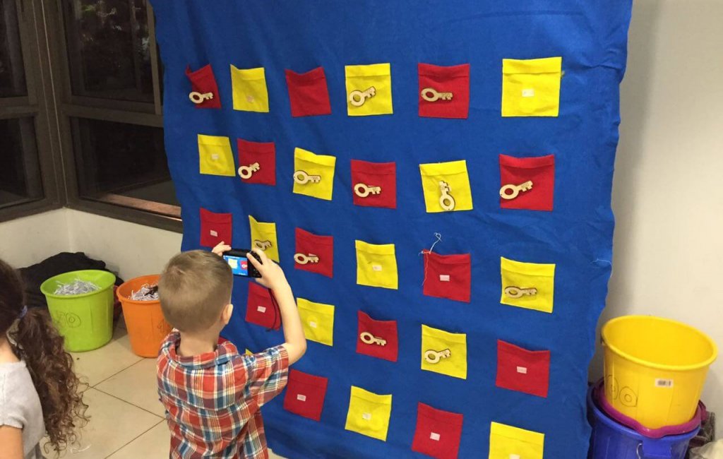 ילד עומד לפני קיר הוגרלות