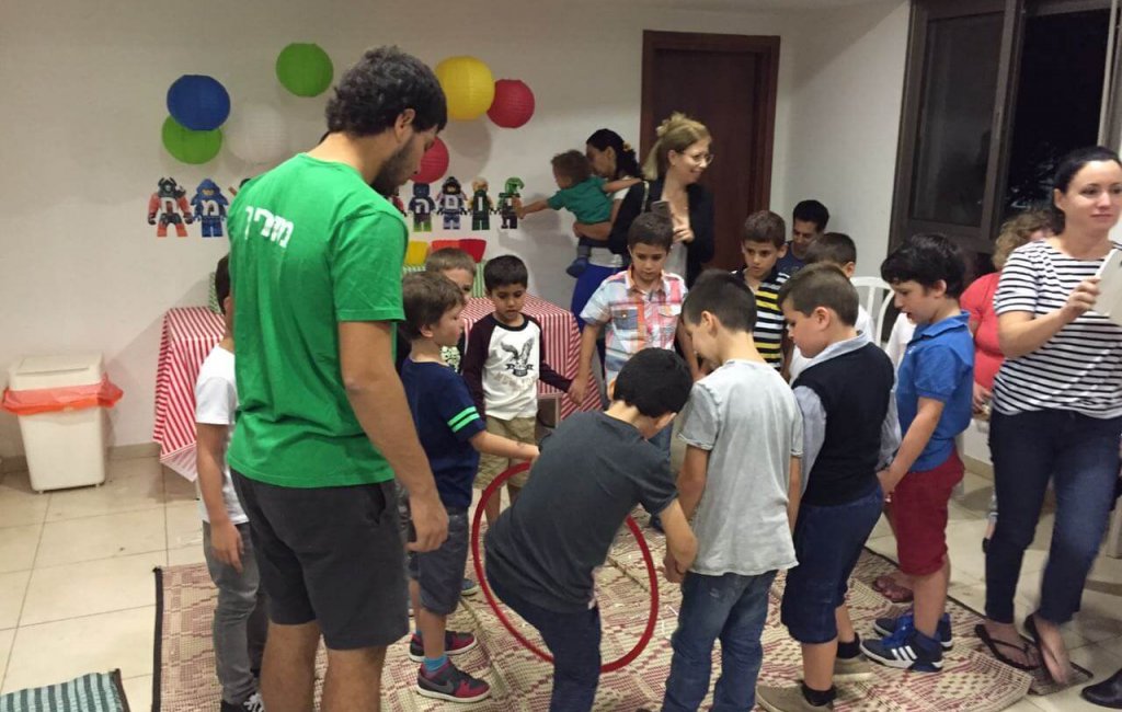 ילדים מעבירים חישוק ביניהם