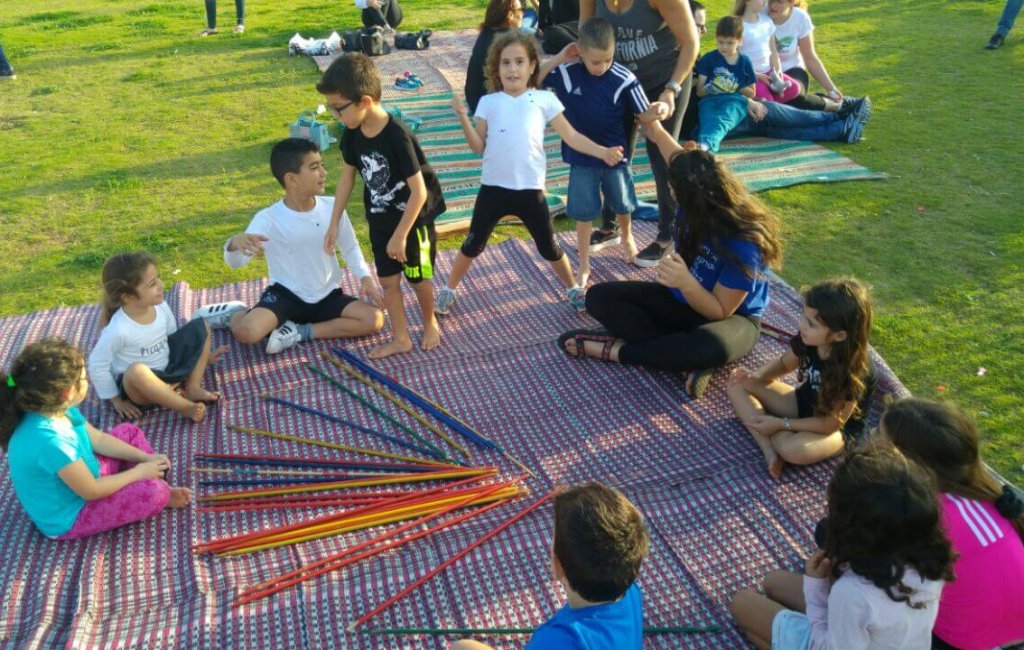 ילדים משחקים דוקים