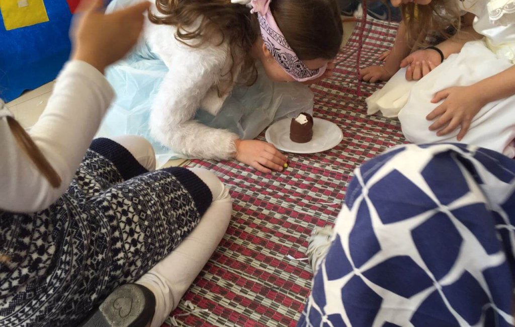 ילדה אוכלת קרמבו