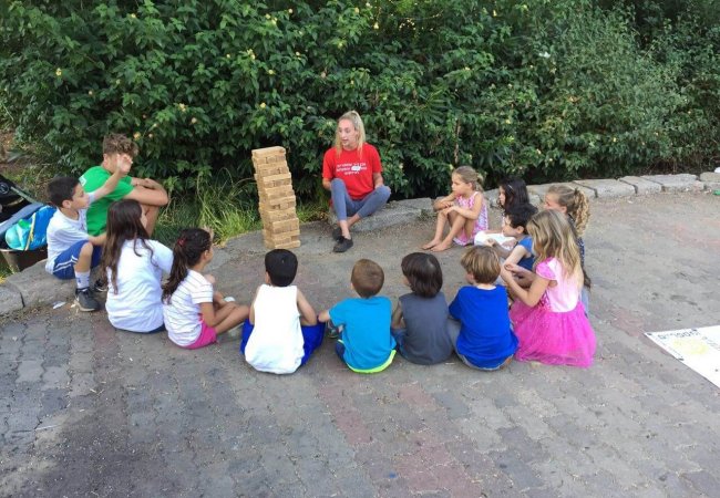 ילדים יושבים ומקבלים הסבר על משחק