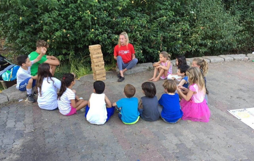 ילדים יושבים ומקבלים הסבר על משחק