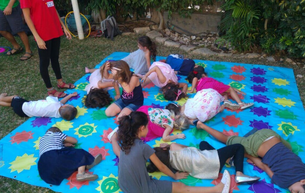 ילדים שוכבים על משחק רצפה