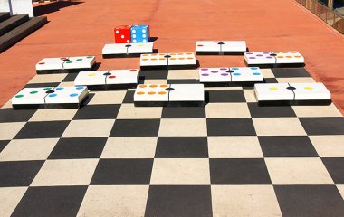 משחקים עם ענקים