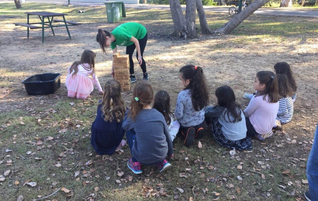 ילדים משחקים ג'נגה