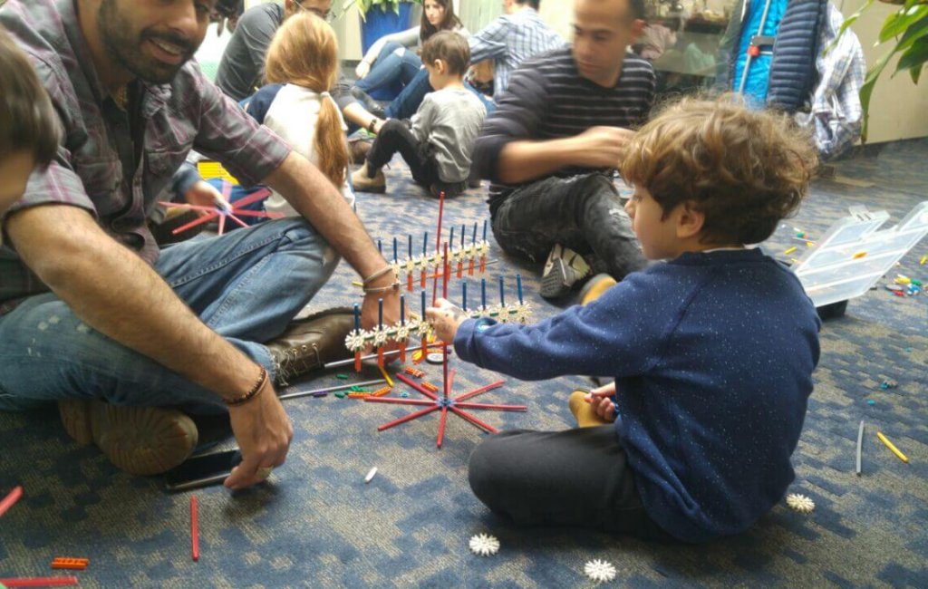 ילד מרכיב חנוכיה מלגו הנדסי
