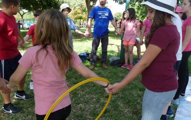 יוצאים מהקופסה