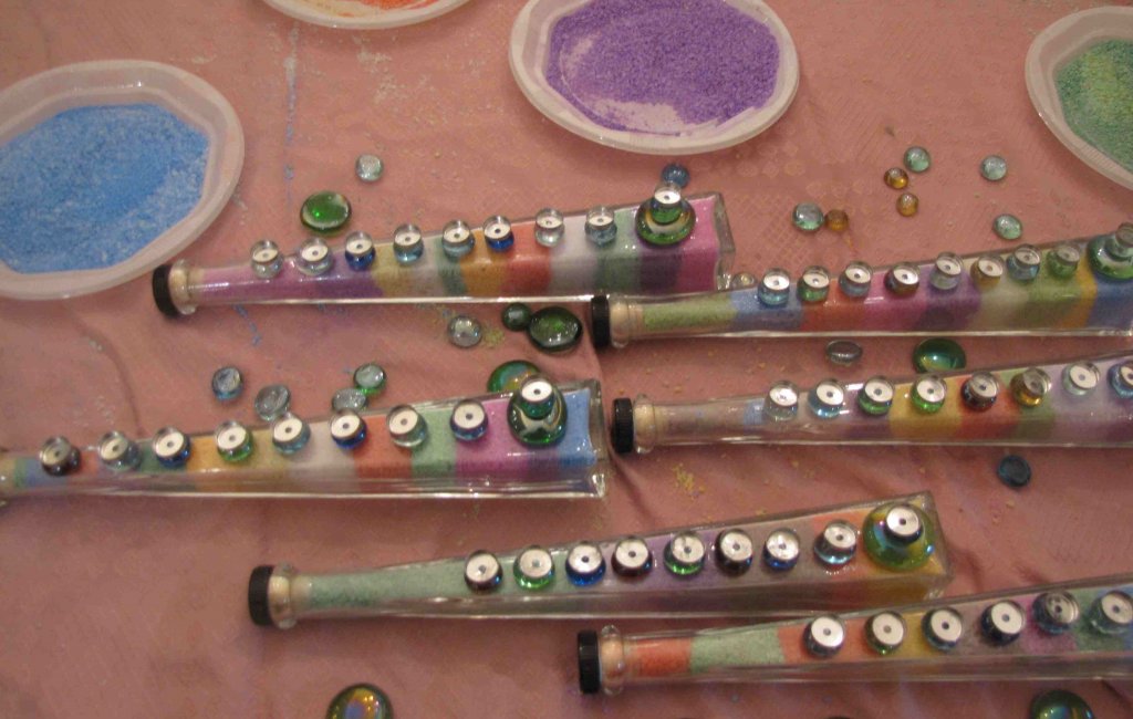 חנוכיות מעוצבות מחול צבעוני בבקבוק